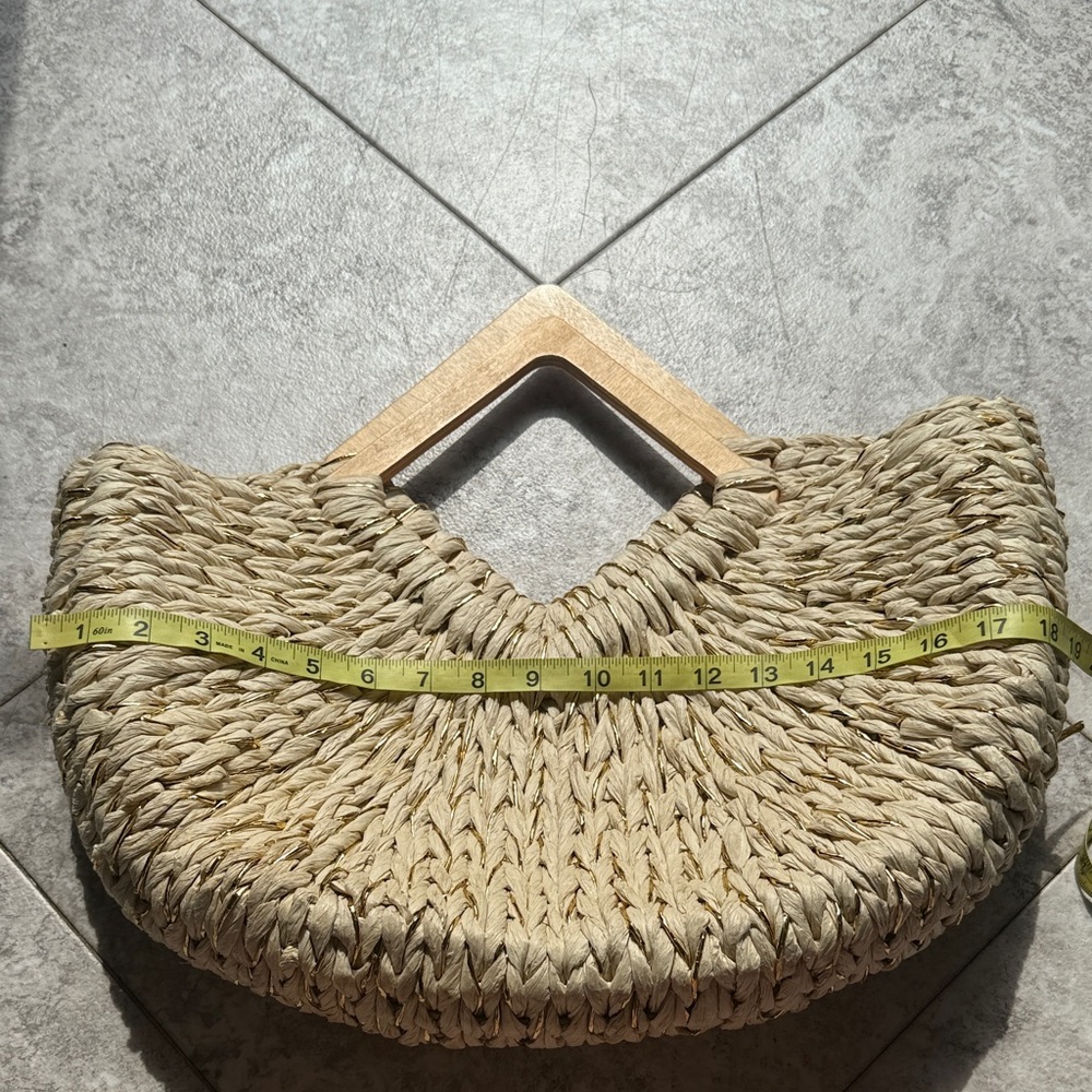 Elegant Wicker Woven Handbag With Metallic Gold Accents - Picture 2 of 4